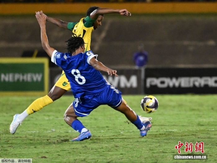 图为库拉索队球员（蓝衣）比赛中拼抢。