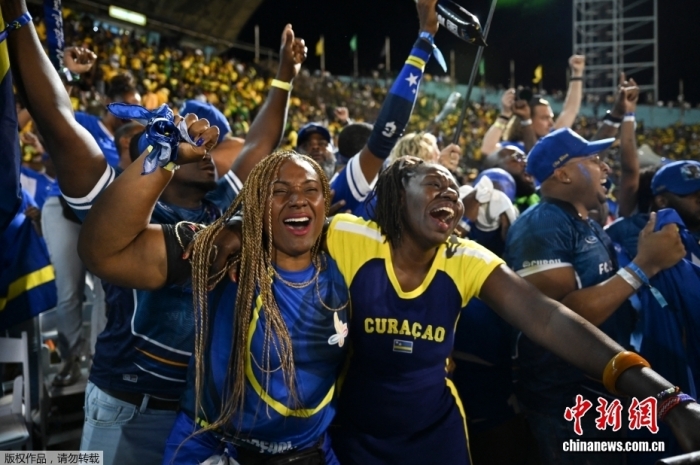 图为库拉索队球迷庆祝晋级世界杯。