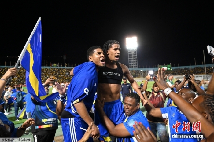 图为库拉索队球员与球迷共同庆祝晋级世界杯。